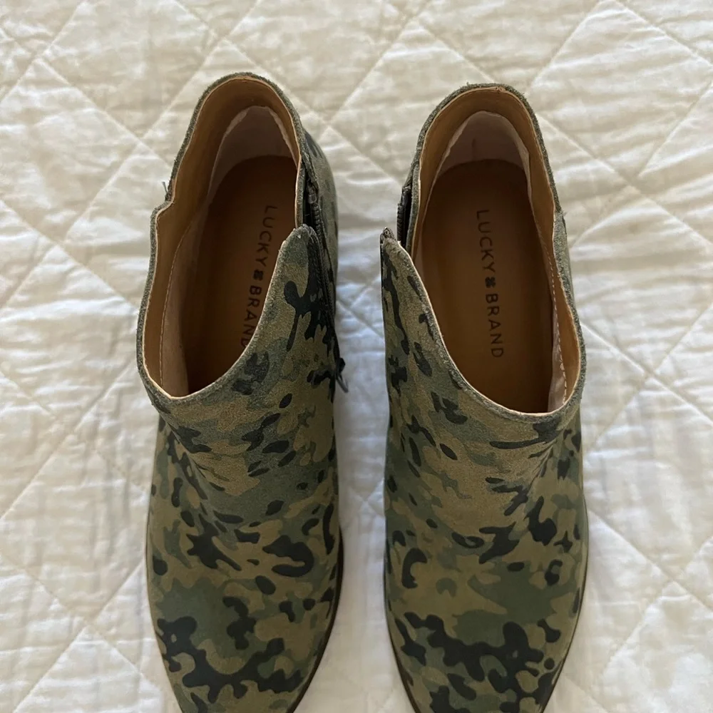 New Lucky Brand Camo print ankle booties - Picture 2 of 3